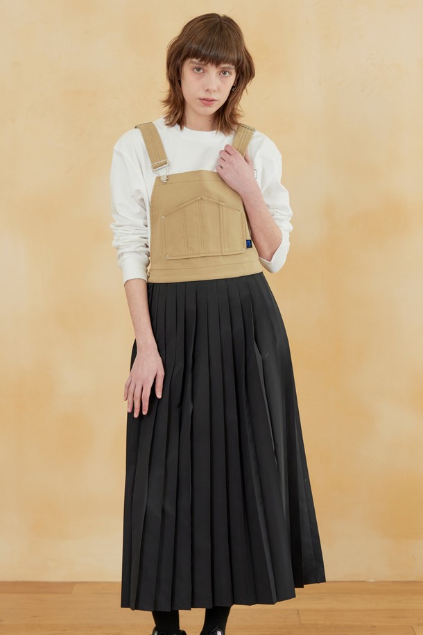 믹스드 패브릭 오버롤 원피스 베이지는 여성스러운 분위기를 연출하는 오버롤 원피스입니다. 면과 폴리에스테르 혼방 소재로 제작되어 부드러운 촉감이 특징이며, 봄, 가을에 입기 좋습니다. 스퀘어넥 디자인과 루즈핏으로 편안함을 더하고, 플리츠 치마가 페미닌한 무드를 선사합니다. 캐주얼, 미니멀, 로맨틱 스타일을 모두 소화하며, 데이트룩, 동네 마실룩, 카페룩 등 다양한 TPO에 활용 가능합니다. 상단은 하드한 소재, 스커트 부분은 페미닌한 디테일로 디자인되어 레이어드 스타일링이 용이하며, 로고 포인트 라벨이 은은한 포인트를 더합니다.
