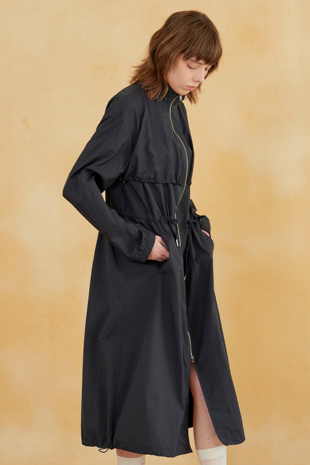 네이비 컬러의 풀 오픈 아노락 원피스입니다. 워싱 처리된 부드러운 나일론 소재로 제작되어 편안한 착용감을 선사합니다. 루즈핏 실루엣과 하이넥 디자인으로 여성스러운 매력을 더하며, 프론트 지퍼 디테일로 간편하게 착용 가능합니다. 봄, 가을 시즌 일상, 산책, 여행 등 다양한 TPO에 활용하기 좋으며 캐주얼, 스포티, 미니멀 스타일을 연출할 수 있습니다. 이너웨어를 함께 매치하여 더욱 폭넓은 스타일링을 즐겨보세요.
