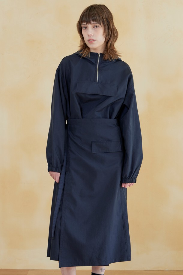 네이비 컬러의 립스탑 액티 후드 원피스입니다. 여성용으로, 봄, 여름 시즌에 가볍게 착용하기 좋습니다. 얇은 두께감의 루즈핏으로 편안한 착용감을 선사하며, 뻣뻣한 촉감의 립스탑 원단으로 제작되었습니다. 허리 드로우스트링과 긴 소매, 후드 디자인이 특징이며, 일상, 스포츠 활동에 모두 활용 가능합니다. 캐주얼, 스포티, 미니멀 스타일을 연출하는 데 적합하며, 동네 마실룩, 산책룩, 여행룩 등 다양한 TPO에 활용할 수 있습니다.
