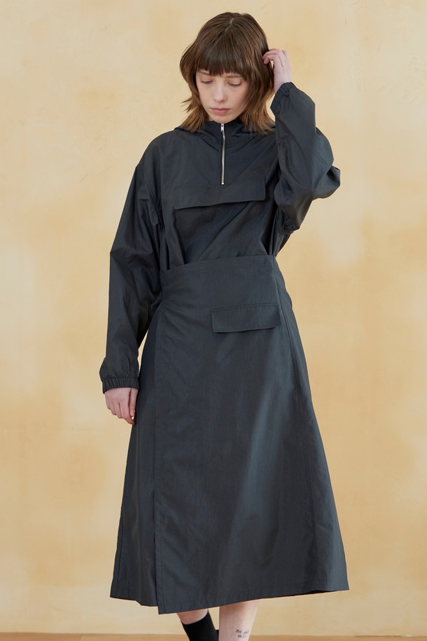 **립스탑 액티 후드 원피스 차콜 그레이**는 가볍고 신축성 있는 나일론 소재의 여성 후드 원피스입니다. 얇은 두께감으로 봄, 여름 시즌에 시원하게 착용할 수 있으며, 루즈핏 A라인 디자인으로 편안한 활동성을 제공합니다. 스포티, 캐주얼, 미니멀 스타일을 연출하기 좋으며, 립스탑 패턴과 차콜 그레이 컬러가 세련된 느낌을 더합니다. 허리 스트링 디테일로 핏 조절이 가능하며, 일상, 스포츠 활동은 물론 동네 마실룩, 여행룩, 산책룩 등 다양한 TPO에 활용하기 좋습니다.
