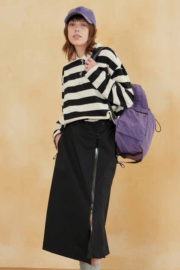 **액티브 엘라스틱 스커트 블랙**

**액티브 엘라스틱 스커트 블랙**은 아웃도어 활동과 일상에서 모두 활용 가능한 여성용 스커트입니다. 사계절 내내 착용 가능하며, 스포티하고 캐주얼한 스타일을 연출합니다. 하이덴시티 원단과 YKK 지퍼를 사용하여 내구성을 높였으며, A라인 핏과 레이어드 스타일로 편안함과 활동성을 동시에 제공합니다. 팬츠 위에 레이어링하여 다양한 스타일을 연출할 수 있으며, 무지 디자인으로 어떤 상의와도 잘 어울립니다. 방수 기능으로 쾌적하게 착용 가능하며, 동네 마실룩, 산책룩, 피트니스룩에 적합한 아이템입니다.
