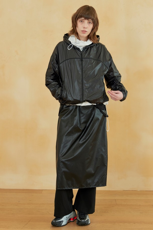 마운틴 클라이밍 스커트 블랙은 아웃도어 활동에 최적화된 여성용 스커트입니다. 방수 기능을 갖춘 얇고 가벼운 나일론 소재로 제작되어 사계절 내내 쾌적하게 착용할 수 있습니다. A라인 핏과 스포티한 디자인은 등산, 여행, 캠핑 등 다양한 TPO에 잘 어울립니다. 립스탑 원단과 YKK 방수 지퍼를 사용하여 내구성을 높였으며, 허리 포켓에 접어 넣을 수 있어 패커블 기능으로 휴대성을 더했습니다. 미니멀하면서도 아웃도어 스타일을 살린 매력적인 스커트입니다.
