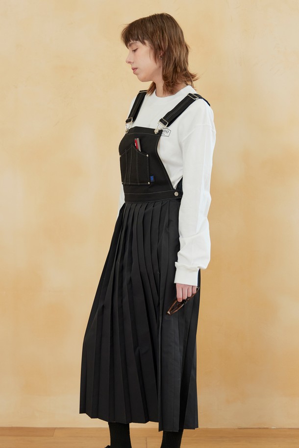 믹스드 패브릭 오버롤 원피스 블랙은 상단부의 하드한 소재와 스커트 부분의 여성스러운 디테일이 조화롭게 어우러진 오버핏 원피스입니다. 캐주얼, 미니멀, 클래식 스타일을 아우르는 디자인으로, 봄, 가을 시즌에 활용하기 좋습니다. 면과 폴리에스테르 혼방 소재로 제작되어 편안한 착용감을 선사합니다. 무지 패턴에 로고 포인트 라벨이 더해져 포인트를 더했습니다. 단독으로 착용하거나 데님 팬츠와 레이어드하여 다양한 스타일을 연출할 수 있어, 동네 마실룩이나 쇼핑룩에 적합합니다.
