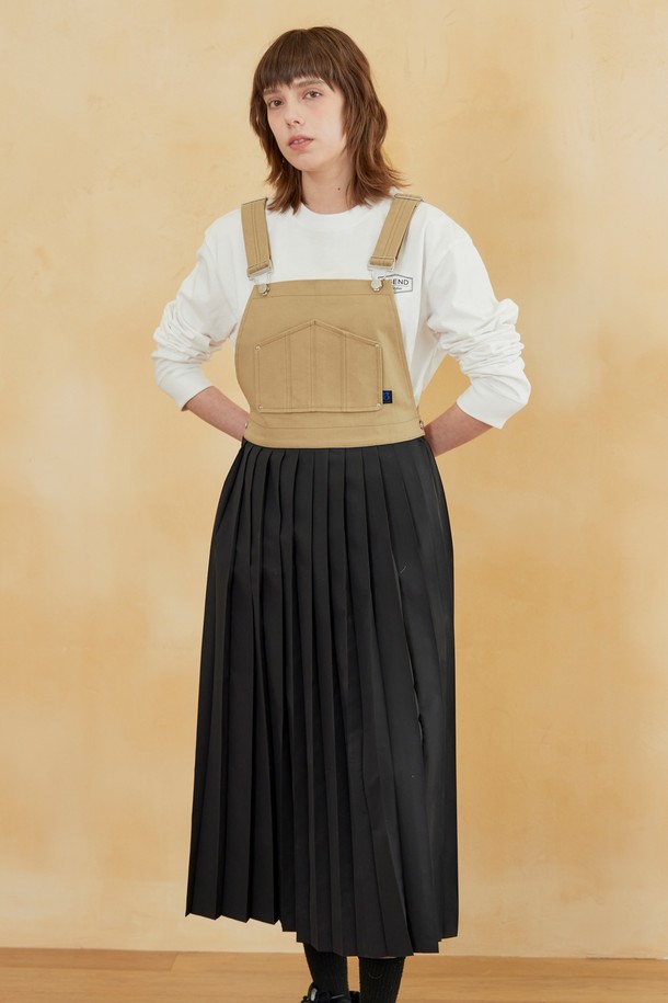 믹스드 패브릭 오버롤 원피스 베이지는 여성스러운 분위기를 연출하는 오버롤 원피스입니다. 면과 폴리에스테르 혼방 소재로 제작되어 부드러운 촉감이 특징이며, 봄, 가을에 입기 좋습니다. 스퀘어넥 디자인과 루즈핏으로 편안함을 더하고, 플리츠 치마가 페미닌한 무드를 선사합니다. 캐주얼, 미니멀, 로맨틱 스타일을 모두 소화하며, 데이트룩, 동네 마실룩, 카페룩 등 다양한 TPO에 활용 가능합니다. 상단은 하드한 소재, 스커트 부분은 페미닌한 디테일로 디자인되어 레이어드 스타일링이 용이하며, 로고 포인트 라벨이 은은한 포인트를 더합니다.
