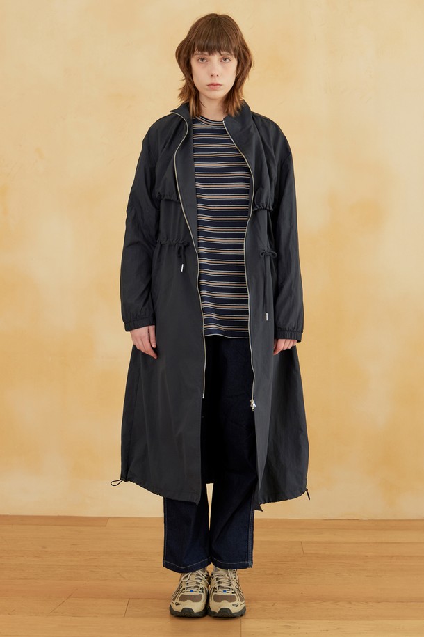 네이비 컬러의 풀 오픈 아노락 원피스입니다. 워싱 처리된 부드러운 나일론 소재로 제작되어 편안한 착용감을 선사합니다. 루즈핏 실루엣과 하이넥 디자인으로 여성스러운 매력을 더하며, 프론트 지퍼 디테일로 간편하게 착용 가능합니다. 봄, 가을 시즌 일상, 산책, 여행 등 다양한 TPO에 활용하기 좋으며 캐주얼, 스포티, 미니멀 스타일을 연출할 수 있습니다. 이너웨어를 함께 매치하여 더욱 폭넓은 스타일링을 즐겨보세요.
