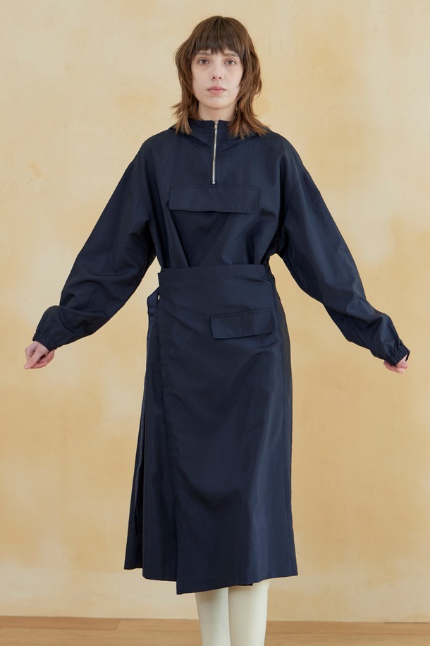 네이비 컬러의 립스탑 액티 후드 원피스입니다. 여성용으로, 봄, 여름 시즌에 가볍게 착용하기 좋습니다. 얇은 두께감의 루즈핏으로 편안한 착용감을 선사하며, 뻣뻣한 촉감의 립스탑 원단으로 제작되었습니다. 허리 드로우스트링과 긴 소매, 후드 디자인이 특징이며, 일상, 스포츠 활동에 모두 활용 가능합니다. 캐주얼, 스포티, 미니멀 스타일을 연출하는 데 적합하며, 동네 마실룩, 산책룩, 여행룩 등 다양한 TPO에 활용할 수 있습니다.
