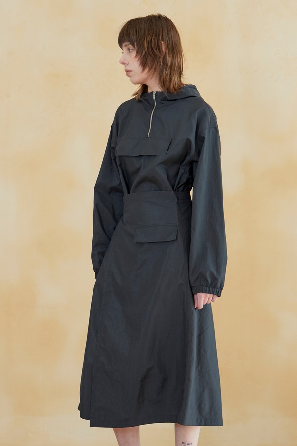 **립스탑 액티 후드 원피스 차콜 그레이**는 가볍고 신축성 있는 나일론 소재의 여성 후드 원피스입니다. 얇은 두께감으로 봄, 여름 시즌에 시원하게 착용할 수 있으며, 루즈핏 A라인 디자인으로 편안한 활동성을 제공합니다. 스포티, 캐주얼, 미니멀 스타일을 연출하기 좋으며, 립스탑 패턴과 차콜 그레이 컬러가 세련된 느낌을 더합니다. 허리 스트링 디테일로 핏 조절이 가능하며, 일상, 스포츠 활동은 물론 동네 마실룩, 여행룩, 산책룩 등 다양한 TPO에 활용하기 좋습니다.
