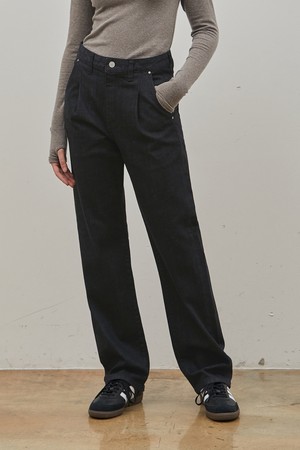 DENIM TUCK BASIC STRAIGHT PANTS BLACK