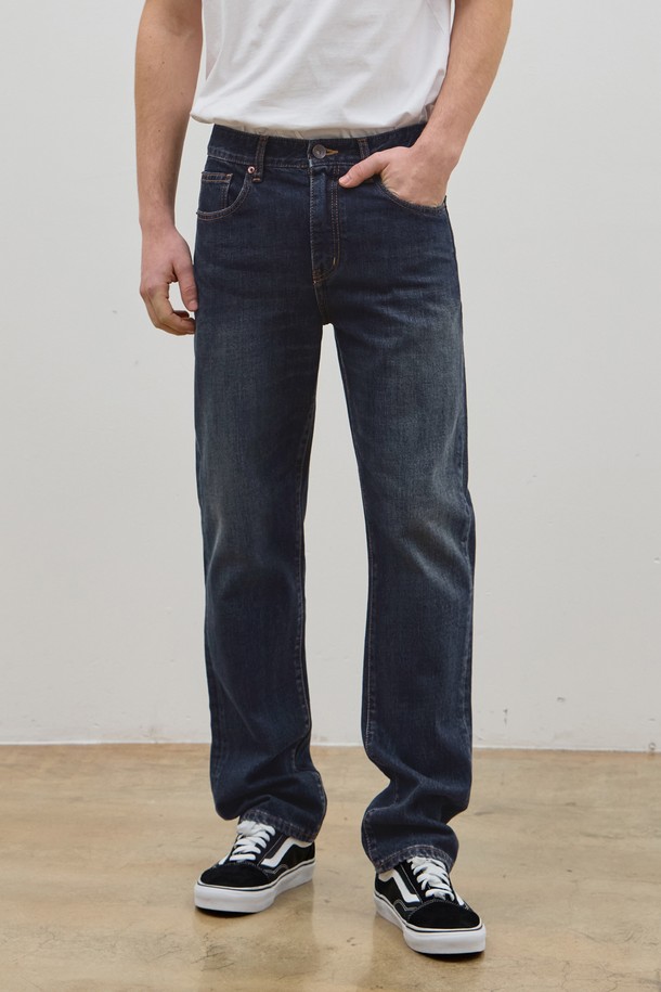 **데님 컴포트 핏 팬츠 D 인디고 C5**

남성용 데님 팬츠로, 사계절 모두 활용 가능한 제품입니다. 인디고 컬러의 무지 디자인에 '바이오 스톤 워싱'과 '캣 브러쉬 워싱' 기법을 더해 빈티지한 멋을 살렸습니다. NON-SPAN 데님 소재로 제작되었으며, 스트레이트 핏과 컴포트 핏을 결합하여 편안한 착용감을 제공합니다. 캐주얼, 클래식, 미니멀 스타일 모두 소화 가능하며, 데이트룩 연출에도 적합합니다. 내추럴 실루엣을 강조하여 자연스러운 핏을 선사합니다.
