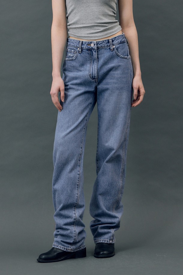 **데님 클래식 스트레이트 롱 팬츠 블루 R5**

클래식하고 베이직한 스타일의 여성 데님 팬츠입니다. 봄, 가을에 적합하며, 뻣뻣한 촉감의 두꺼운 데님 소재로 제작되었습니다. 논스판 소재로, 클래식한 실루엣의 스트레이트핏 긴 바지입니다. 일상, 쇼핑, 카페 등 다양한 TPO에 데일리룩으로 활용하기 좋습니다. 미니멀하고 캐주얼한 스타일을 연출해보세요.
