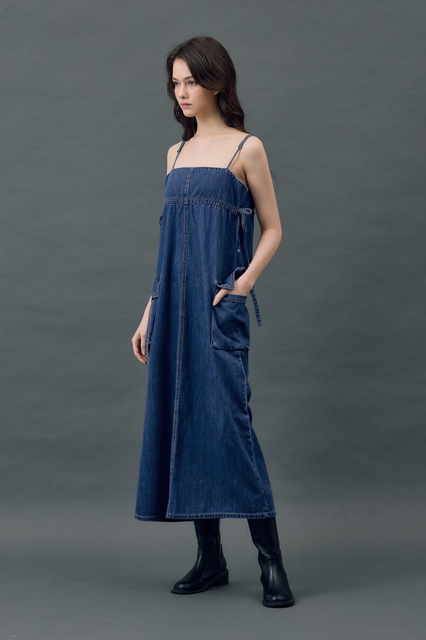 **데님 민소매 포켓 롱 드레스 인디고 R5**

캐주얼하고 베이직한 스타일의 여성 데님 원피스입니다. 인디고 컬러의 데님 소재로 제작되어 봄, 여름, 가을 다용도로 활용 가능합니다. A라인 핏의 맥시 기장으로 편안하면서도 여성스러운 실루엣을 연출합니다. 민소매 디자인과 중간 두께감으로 간절기에도 부담 없이 착용할 수 있으며, 카고 포켓 디테일과 사이드 포켓, 스트링 디자인으로 실용성을 더했습니다. 동네 마실룩, 여행룩, 봄 소풍룩 등 다양한 TPO에 어울리는 아이템입니다.
