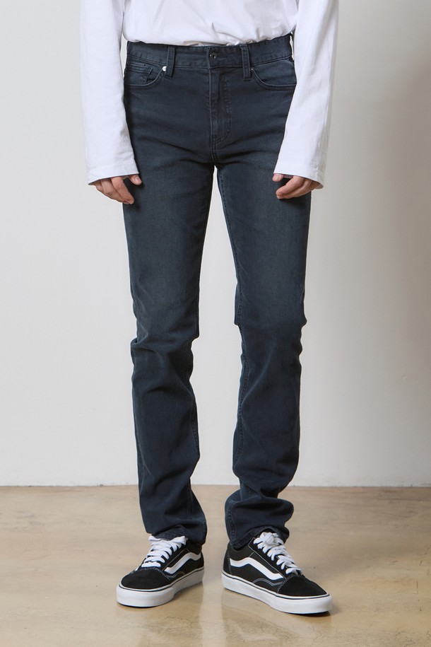 **데님 릴렉스드 슬림 테이퍼드 팬츠 다크 그레이 K5**는 부드러운 촉감과 편안한 릴렉스 핏을 제공하는 남성용 데님 팬츠입니다. 캣브러쉬 가공과 소프트너 처리를 통해 자연스러운 워싱과 부드러움을 더했습니다. XCORK 콜라보레이션으로 디자인의 완성도를 높였으며, 사계절 내내 활용 가능한 두께감으로 실용성을 갖췄습니다. 캐주얼, 미니멀, 클래식 스타일을 아우르며, 데이트룩과 쇼핑룩에 적합한 아이템입니다. 다크 그레이 컬러의 무지 디자인으로 어떤 상의와도 쉽게 매치할 수 있습니다.
