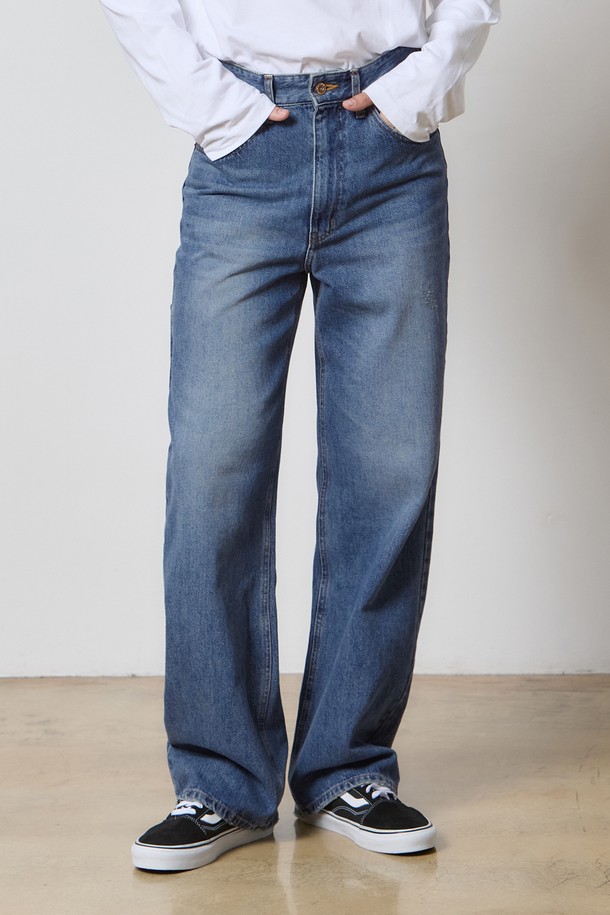 데님 사이드 립 포켓 와이드 팬츠 M 블루 K5는 캐주얼, 스트릿, 미니멀 스타일을 모두 아우르는 남성용 데님 팬츠입니다. 봄, 가을에 어울리는 중간 두께감의 루즈핏 와이드 레그 디자인으로, 뻣뻣한 촉감의 데님 소재와 무지 패턴이 특징입니다. 사이드 포켓 디테일과 빈티지 워싱, 브러쉬 바이오스톤 워싱을 더해 독특한 매력을 선사하며, 코르크 콜라보레이션으로 포인트를 더했습니다. 동네 마실룩이나 가을 나들이룩에 편안하면서도 스타일리시하게 연출하기 좋습니다.
