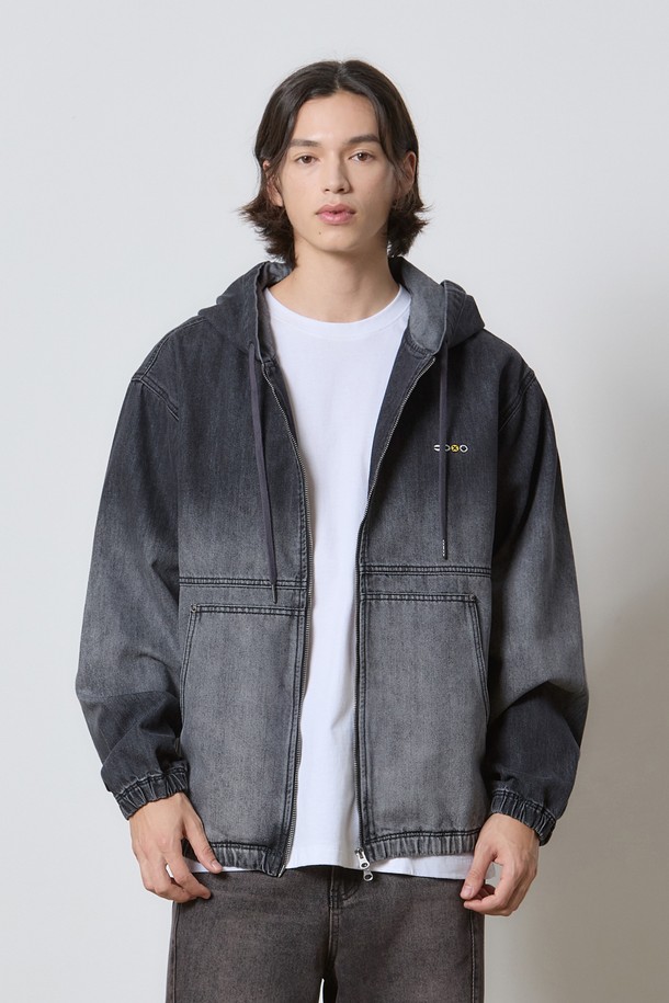 DENIM HOOD JUMPER BLACK K5 (데님 후드 점퍼 블랙 K5)는 남성만을 위한 캐주얼 데님 후드 집업입니다. 봄, 가을에 적합하며, 워싱 처리된 블랙 데님 소재와 릴랙스 핏으로 편안한 착용감을 제공합니다. 투웨이 지퍼, 그라데이션 워싱, 립 디테일, 후드 스타일이 특징이며, 레이어드하여 다양한 스타일을 연출할 수 있습니다. 동네 마실룩, 캐주얼, 스트리트, 미니멀 스타일을 즐기는 분들께 추천합니다.
