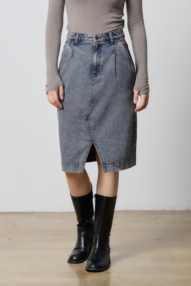 인디고 컬러의 데님 턱 빈티지 미디 스커트 INDIGO F5입니다. 봄, 가을에 어울리는 A라인 핏의 여성 데님 미디스커트로, 캐주얼과 빈티지 스타일을 연출할 수 있습니다. 턱 디테일과 프론트 슬릿 디테일, 무릎 기장의 디자인이 특징이며, 빈티지 워싱으로 자연스러운 멋을 더했습니다. 데이트룩, 쇼핑룩 등 다양한 TPO에 활용 가능하며, 캐주얼, 클래식, 미니멀 스타일을 즐겨 입는 분들께 추천합니다.
