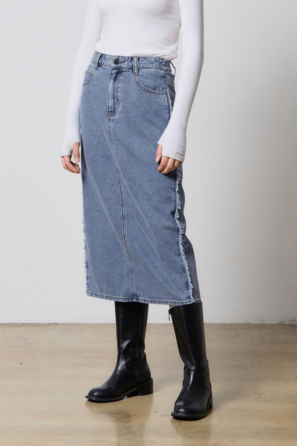 데님 프린지 H 라인 스커트 블루 F5는 캐주얼한 스타일을 연출하기 좋은 여성용 데님 스커트입니다. 봄, 여름, 가을 시즌에 착용하기 좋으며, 일상에서의 편안한 착용을 돕습니다. 허리 뒷면 밴딩 처리로 편안함을 더하고, 사이드 컷 라인과 프린지 디테일이 디자인의 포인트를 살립니다. H라인 핏과 미디 길이로 세련된 실루엣을 선사하며, 무지 디자인으로 다양한 상의와 쉽게 매치할 수 있습니다. 동네 마실룩, 쇼핑룩, 카페룩 등 다양한 TPO에 활용 가능하며, 캐주얼, 미니멀, 클래식 스타일을 즐겨 입는 분들께 추천합니다.
