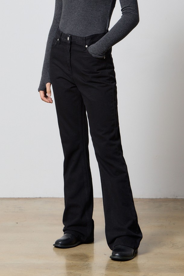 블랙 색상의 DENIM LONG FLARE JEANS F5는 사계절 내내 활용하기 좋은 데님 팬츠입니다. 베이직한 스타일로 데이트룩, 쇼핑룩 등 다양한 TPO에 매치하기 좋습니다. 논스판 데님 소재에 맥시 플레어 실루엣으로 시크하고 클래식한 무드를 연출합니다. 무릎부터 밑단까지 슬림하게 떨어지는 부츠컷 핏으로 다리가 길어 보이는 효과를 줍니다. 뻣뻣한 촉감과 두꺼운 두께감으로 안정감 있는 착용감을 선사합니다.
