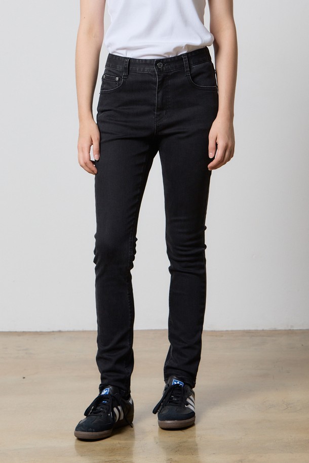 DENIM SLIM FIT JEGGINGS PANTS BLACK F5는 세컨레터 콜라보레이션으로 제작된 여성용 블랙 컬러의 데님 슬림핏 제깅스 팬츠입니다. 일상 및 캐주얼 룩에 적합하며, 사계절 모두 착용 가능합니다. 데님, 면, 폴리우레탄 혼방 소재로 제작되어 편안한 착용감을 제공하며, 뒷밴딩 디테일이 특징입니다. 슬림핏 디자인으로 다리 라인을 더욱 돋보이게 하며, 데이트룩, 쇼핑룩 등 다양한 TPO에 활용할 수 있습니다. 캐주얼, 미니멀, 클래식 스타일을 즐겨 입는 분들께 추천합니다.
