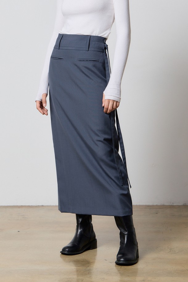 WOOL FRONT POCKET BELT LONG SKIRT BLUE F5 (울 프론트 포켓 벨트 롱 스커트 블루 F5)는 가을, 겨울 시즌에 어울리는 여성 롱스커트입니다. 울과 폴리에스테르 혼방 소재로 제작되어 부드러운 촉감과 두꺼운 두께감을 자랑합니다. H라인의 레귤러핏으로, 베이직하고 클래식한 스타일을 연출하며, 앞면 포켓과 벨트 디테일이 특징입니다. 뒷면 플리츠 스티치와 사이즈 조절 기능으로 편안함과 실용성을 더했습니다. 오피스룩, 데일리룩, 모임룩 등 다양한 TPO에 클래식, 미니멀, 시크한 스타일로 활용하기 좋습니다.
