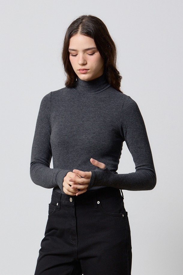 WARMER 앙고라 하이넥 탑 차콜 F5는 여성들을 위한 베이직 스타일의 하이넥 티셔츠입니다. 가을, 겨울철 일상에서 따뜻하게 착용할 수 있도록 보온성에 중점을 둔 디자인입니다. 프리미엄 앙고라 혼방 원단으로 제작되어 부드러운 촉감을 선사하며, 차콜 컬러의 무지 패턴으로 어떤 스타일에도 쉽게 매치할 수 있습니다. 레귤러핏과 긴 소매 기장으로 편안한 착용감을 제공하며, 클래식, 미니멀, 캐주얼 등 다양한 스타일을 연출하기 좋습니다.
