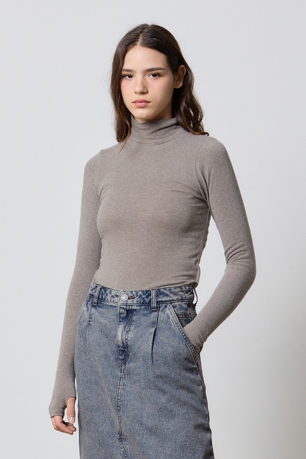 WARMER 앙고라 하이넥 탑 브라운 F5는 부드러운 촉감과 뛰어난 보온성을 자랑하는 여성용 티셔츠입니다. 프리미엄 앙고라 혼방 원단으로 제작되어 겨울철에도 따뜻하게 착용 가능하며, 베이직한 스타일로 다양한 스타일링에 활용할 수 있습니다. 앙고라, 면, 레이온, 아크릴, 스판덱스 등 다양한 소재가 혼방되어 편안한 착용감을 제공합니다. 무지 디자인에 터틀넥과 긴소매 디테일이 더해져 클래식하고 미니멀한 무드를 연출하며, 겨울 데일리룩과 모임룩에 모두 잘 어울립니다. 두꺼운 두께감으로 추운 날씨에도 따뜻하게 몸을 보호해 줍니다.
