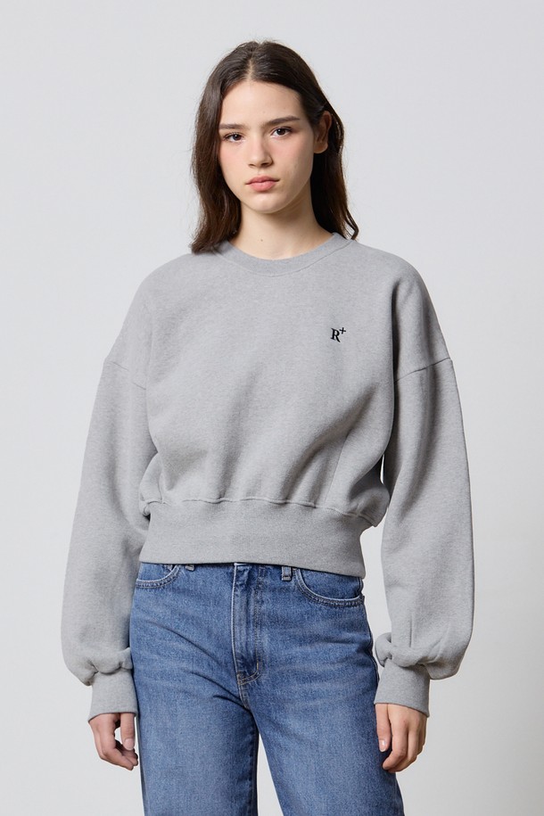 "STEADY CROP SWEATSHIRT GRAY F5"는 여성용 스웨트셔츠로, 가을과 겨울에 따뜻하게 입을 수 있는 제품입니다. 부드러운 면 소재에 기모 안감으로 포근한 착용감을 선사하며, 베이직하고 캐주얼한 스타일을 연출합니다. 크롭 기장과 라운드넥 디자인이 특징이며, 가슴 부분에는 R+ 자수 디테일이, 앞뒤에는 다트 디테일이 더해져 밋밋함을 덜었습니다. 일상, 집콕, 동네 마실룩과 같이 편안한 TPO에 안성맞춤이며, 캐주얼, 미니멀, 클래식 스타일을 즐겨 입는 분들께 추천합니다.
