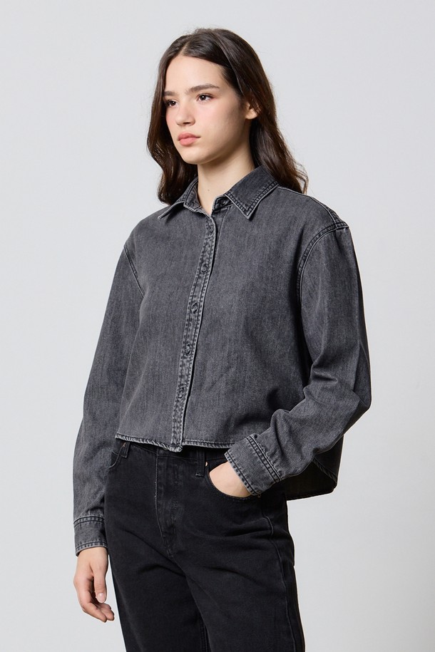 DENIM MINIMAL CROP SHIRT GREY F5 (데님 미니멀 크롭 셔츠 그레이 F5)는 워싱 그레이 컬러의 여성용 셔츠/블라우스입니다. 봄, 가을에 입기 좋으며, 미니멀한 스타일을 연출할 수 있습니다. 데님과 면 혼방 소재로 제작되었으며, 무지 패턴에 크롭 기장과 차이나 칼라 디자인이 특징입니다. 뻣뻣한 촉감의 긴 소매 셔츠로, 셔츠 또는 아우터로 활용 가능하며, 데이트룩, 카페룩, 쇼핑룩에 매치하기 좋습니다. 원 사이즈로 출시되었습니다.
