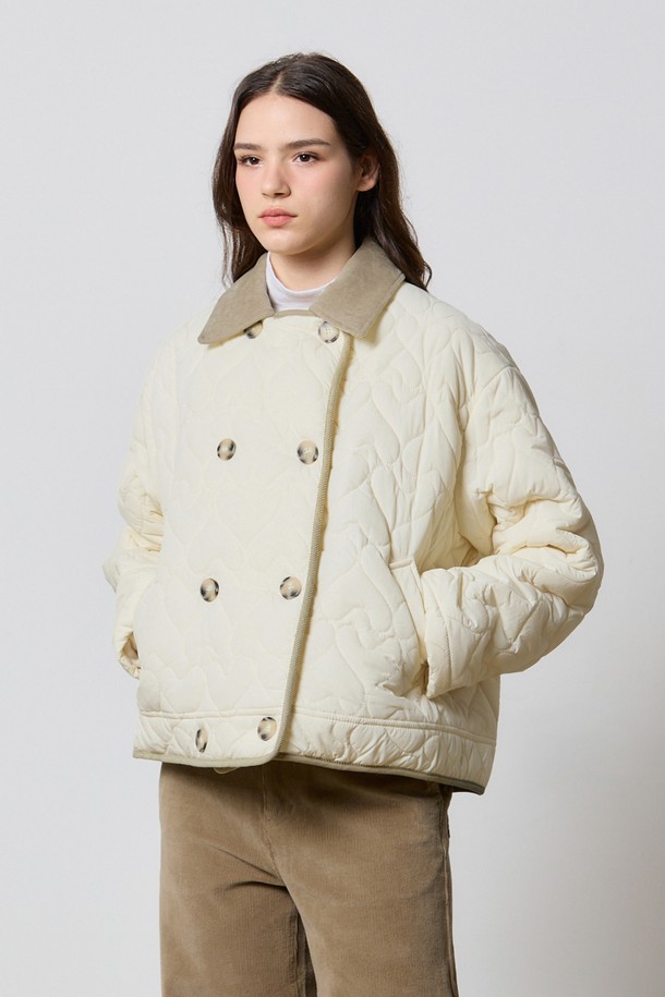 HEART QUILTING DOUBLE JACKET IVORY W5(하트 퀄팅 더블 재킷 아이보리 W5)는 여성용 아우터로, 가을과 겨울에 착용하기 좋은 두꺼운 두께감의 숏패딩입니다. 아이보리 색상의 퀄팅 디테일이 돋보이며, 더블 버튼 여밈 방식과 오버핏 디자인으로 캐주얼하면서도 베이직한 스타일을 연출합니다. 크롭 기장과 긴 소매가 특징이며, 클래식과 미니멀한 무드를 더해줍니다. 일상생활에서 폭넓게 활용할 수 있는 아이템입니다.
