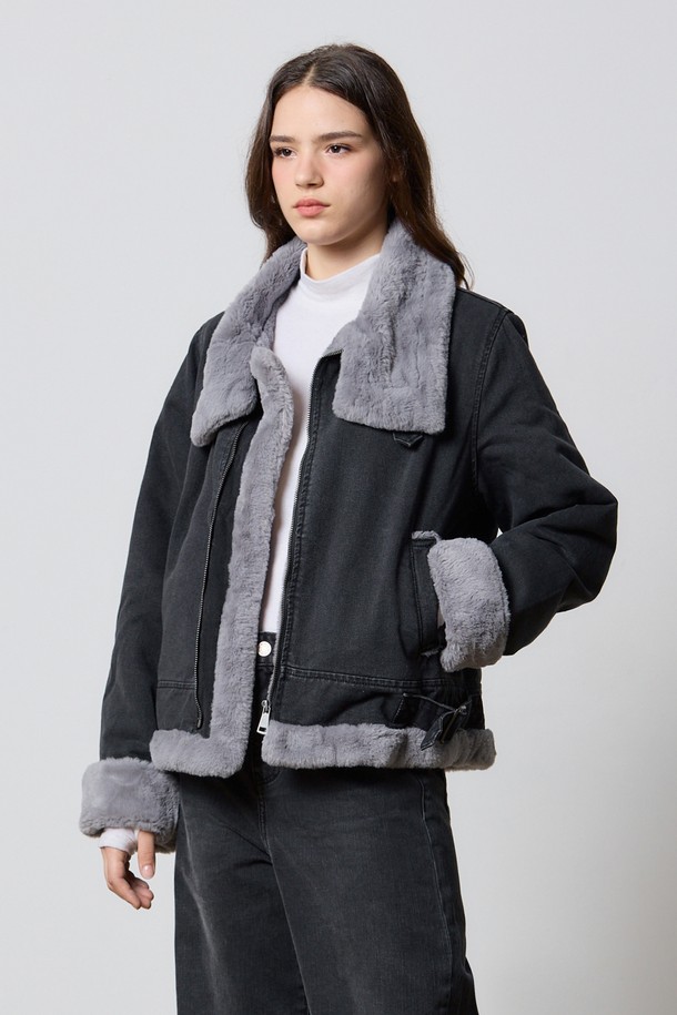 블랙 데님과 밍크 퍼의 조화가 돋보이는 데님 퍼 재킷입니다. 캐주얼, 스트릿 스타일을 즐기는 여성분들을 위한 아이템으로, 가을과 겨울 시즌에 따뜻하고 스타일리시하게 연출할 수 있습니다. 부드러운 촉감의 밍크 퍼는 고급스러움을 더하고, 크롭 기장과 레귤러핏으로 트렌디한 실루엣을 연출합니다. 집업 스타일의 여밈 방식과 긴 소매 기장으로 편안함과 보온성을 동시에 갖췄습니다. 무지 디자인으로 어떤 옷에도 쉽게 매치하여 데일리룩을 완성할 수 있습니다.
