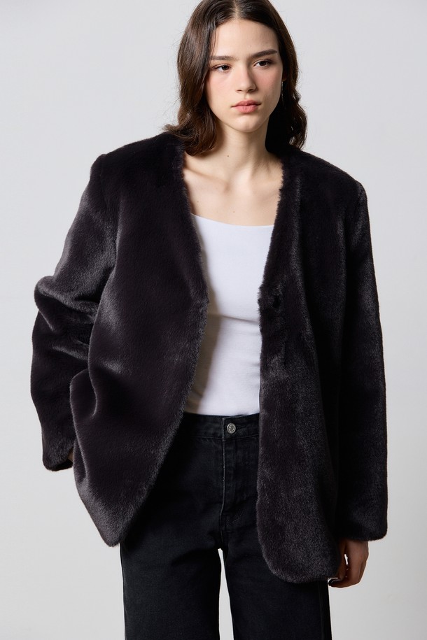 차콜 색상의 FAKE FUR COLLARLESS MINIMAL COAT CHARCOAL W5는 미니멀한 스타일을 추구하는 여성 고객을 위한 크롭 기장의 노카라 코트입니다. 부드러운 촉감의 페이크 퍼 소재로 제작되어 가을, 겨울 시즌에 따뜻함을 선사합니다. 루즈핏으로 편안한 착용감을 제공하며, 긴 소매 디자인으로 포근함을 더했습니다. 무지 패턴으로 어떤 코디에도 잘 어울리는 활용도 높은 아이템입니다. 일상에서 세련된 스타일을 연출해보세요.
