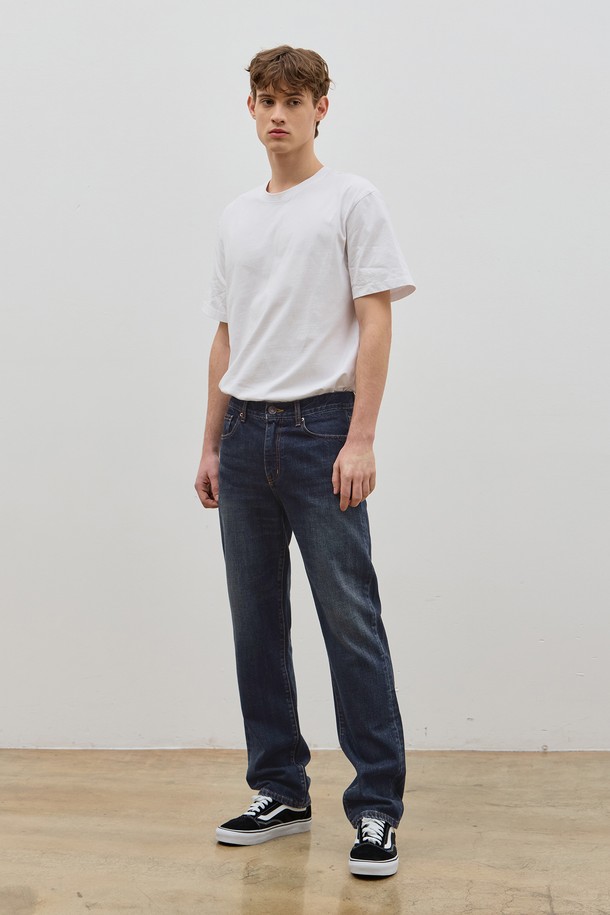 **데님 컴포트 핏 팬츠 D 인디고 C5**

남성용 데님 팬츠로, 사계절 모두 활용 가능한 제품입니다. 인디고 컬러의 무지 디자인에 '바이오 스톤 워싱'과 '캣 브러쉬 워싱' 기법을 더해 빈티지한 멋을 살렸습니다. NON-SPAN 데님 소재로 제작되었으며, 스트레이트 핏과 컴포트 핏을 결합하여 편안한 착용감을 제공합니다. 캐주얼, 클래식, 미니멀 스타일 모두 소화 가능하며, 데이트룩 연출에도 적합합니다. 내추럴 실루엣을 강조하여 자연스러운 핏을 선사합니다.
