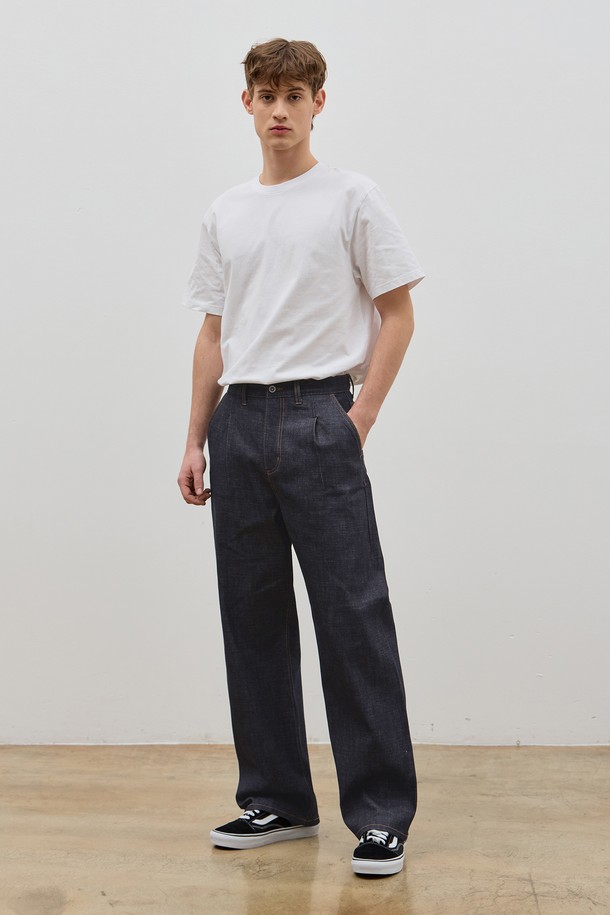 데님 셀비지 와이드 원턱 팬츠 인디고 C5는 남성 고객을 위해 디자인된 데님 팬츠입니다. 클래식과 캐주얼 스타일을 아우르는 이 바지는 사계절 내내 착용 가능하며, 릴랙스 핏으로 편안함을 제공합니다. 프리미엄 데님 원단으로 제작되어 자연스러운 촉감과 신축성을 자랑하며, 와이드 레그 디자인에 원턱 디테일로 포인트를 더했습니다. 셀비지 마감 처리를 통해 고급스러움을 더했으며, 데이트룩이나 쇼핑룩에 적합한 아이템입니다.
