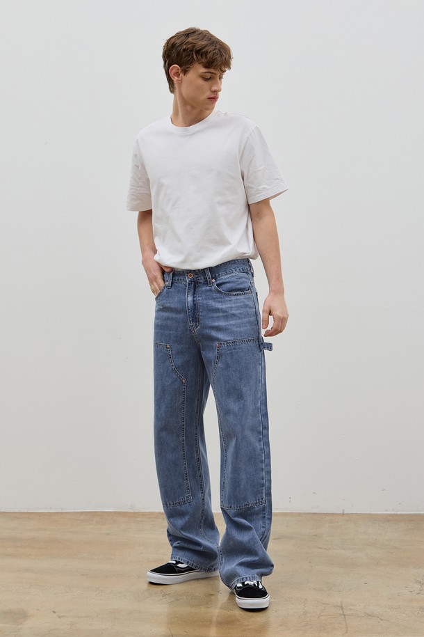 데님 더블 무릎 카펜터 와이드 팬츠 M 블루 C5는 일상, 동네 마실, 여행 등 다양한 TPO에 활용하기 좋은 남성용 와이드 핏 데님 카펜터 팬츠입니다. 캐주얼, 스트리트, 워크웨어 스타일을 아우르는 디자인으로, 봄, 여름, 가을 계절에 착용하기 적합합니다. 뻣뻣한 촉감의 데님과 면 혼방 소재로 제작되었으며, 넉넉한 루즈핏과 긴 기장으로 편안한 착용감을 선사합니다. 더블 무릎 디테일과 카펜터 스타일의 디자인 요소가 특징이며, 무지 패턴으로 어떤 상의와도 쉽게 매치할 수 있습니다.
