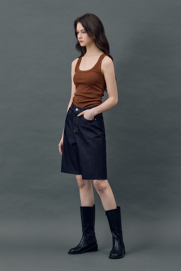 데님 엣지 컷 이너 체크 쇼츠 인디고 R5는 여성의 캐주얼 스타일을 위한 데님 숏팬츠입니다. 봄, 여름 시즌에 어울리는 이 쇼츠는 레귤러핏으로, 인디고 컬러의 데님 소재와 면 혼방으로 제작되었습니다. 내부 체크 패턴 블로킹과 밑단 엣지 커팅 디테일이 특징이며, 스트레치 데님 원단을 사용하여 편안한 착용감을 제공합니다. 데이트룩, 쇼핑룩, 여행룩 등 다양한 TPO에 매치하기 좋으며, 캐주얼, 미니멀, 클래식 스타일을 연출할 수 있습니다. 세컨 레터 콜라보레이션 데님 컬렉션의 일부로, 개성 있는 룩을 완성해 보세요.
