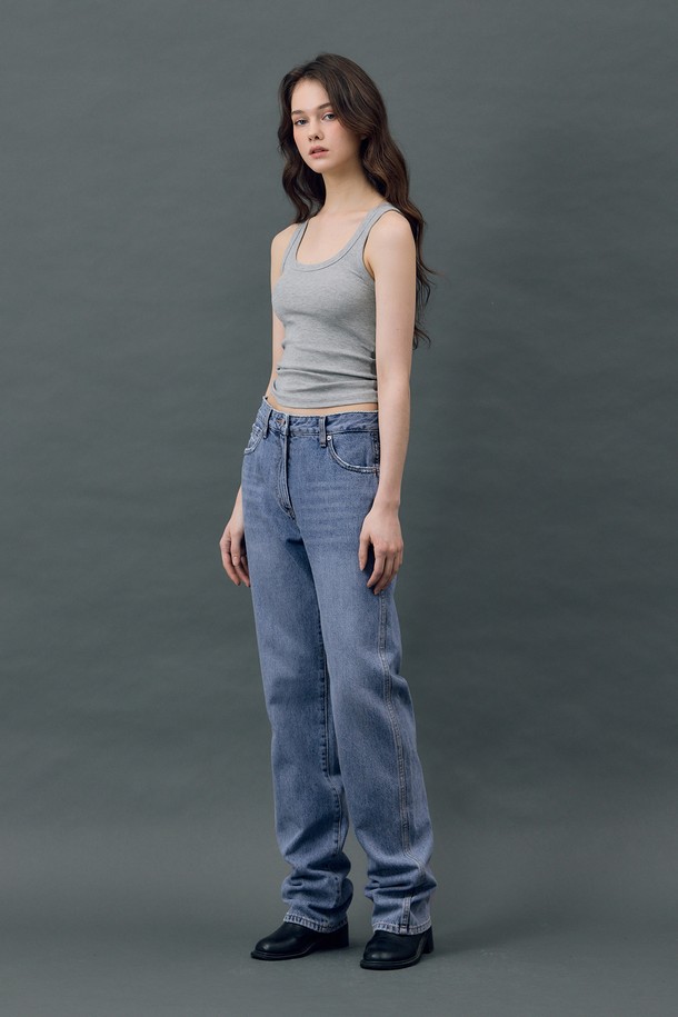 **데님 클래식 스트레이트 롱 팬츠 블루 R5**

클래식하고 베이직한 스타일의 여성 데님 팬츠입니다. 봄, 가을에 적합하며, 뻣뻣한 촉감의 두꺼운 데님 소재로 제작되었습니다. 논스판 소재로, 클래식한 실루엣의 스트레이트핏 긴 바지입니다. 일상, 쇼핑, 카페 등 다양한 TPO에 데일리룩으로 활용하기 좋습니다. 미니멀하고 캐주얼한 스타일을 연출해보세요.
