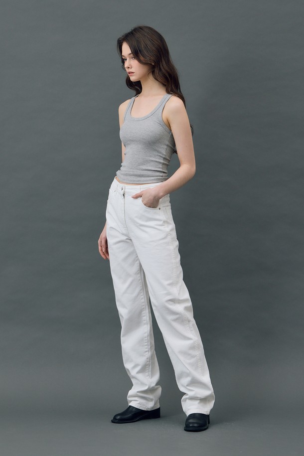 데님 클래식 스트레이트 롱 팬츠 화이트 R5는 세컨레터 콜라보레이션 데님 컬렉션으로, 여성 고객을 위한 데일리 아이템입니다. 봄, 여름, 가을 모든 계절에 활용 가능하며, 베이직하고 클래식한 스타일을 연출할 수 있습니다. 논스판 소재로 제작되어 탄탄하고 균형 잡힌 실루엣을 자랑하며, 쇼핑룩이나 카페룩에 매치하기 좋습니다. 미니멀, 클래식, 캐주얼 등 다양한 스타일을 소화할 수 있는 활용도 높은 화이트 컬러의 긴 바지입니다.
