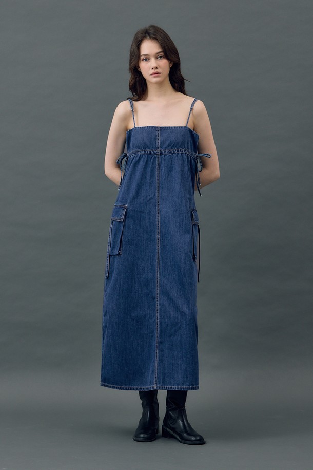 **데님 민소매 포켓 롱 드레스 인디고 R5**

캐주얼하고 베이직한 스타일의 여성 데님 원피스입니다. 인디고 컬러의 데님 소재로 제작되어 봄, 여름, 가을 다용도로 활용 가능합니다. A라인 핏의 맥시 기장으로 편안하면서도 여성스러운 실루엣을 연출합니다. 민소매 디자인과 중간 두께감으로 간절기에도 부담 없이 착용할 수 있으며, 카고 포켓 디테일과 사이드 포켓, 스트링 디자인으로 실용성을 더했습니다. 동네 마실룩, 여행룩, 봄 소풍룩 등 다양한 TPO에 어울리는 아이템입니다.

