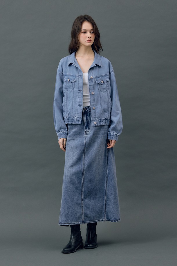 데님 소프트 E_밴드 재킷 블루 R5는 여성용 데님 재킷입니다. 캐주얼, 미니멀, 클래식 스타일을 아우르며, 봄, 가을에 착용하기 좋습니다. 부드러운 촉감의 데님, 면, 폴리우레탄 혼방 소재로 제작되었으며, 레귤러 핏에 밴딩 디테일과 스트레치 기능이 더해져 편안함을 선사합니다. 일상, 데이트룩, 쇼핑룩에 모두 잘 어울리는 활용도 높은 아이템입니다.
