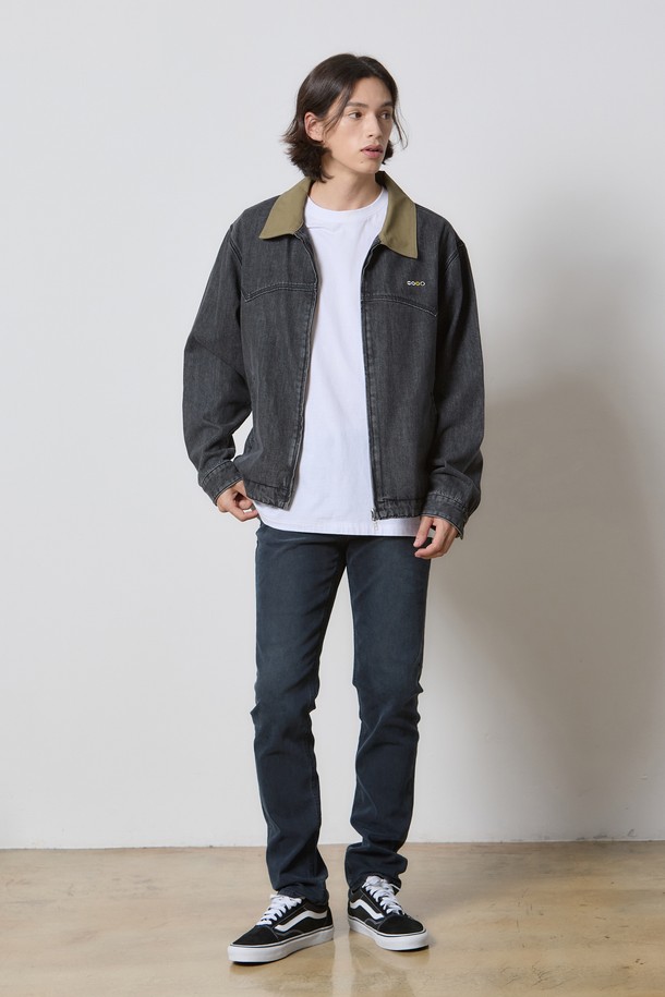 **데님 릴렉스드 슬림 테이퍼드 팬츠 다크 그레이 K5**는 부드러운 촉감과 편안한 릴렉스 핏을 제공하는 남성용 데님 팬츠입니다. 캣브러쉬 가공과 소프트너 처리를 통해 자연스러운 워싱과 부드러움을 더했습니다. XCORK 콜라보레이션으로 디자인의 완성도를 높였으며, 사계절 내내 활용 가능한 두께감으로 실용성을 갖췄습니다. 캐주얼, 미니멀, 클래식 스타일을 아우르며, 데이트룩과 쇼핑룩에 적합한 아이템입니다. 다크 그레이 컬러의 무지 디자인으로 어떤 상의와도 쉽게 매치할 수 있습니다.
