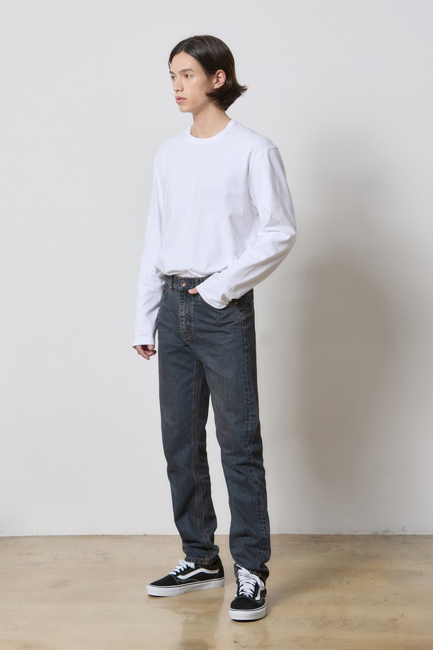 **데님 틴 컬러 셀비지 빈티지 팬츠 인디고 K5**는 남성 고객을 위한 데님 팬츠입니다. 사계절 모두 착용 가능하며, 빈티지하고 베이직한 스타일을 연출합니다. 인디고 컬러의 무지 디자인에 레귤러핏으로 제작되었으며, 뻣뻣한 촉감의 데님과 면 혼방 소재를 사용했습니다. 셀비지 디테일과 빈티지 워싱이 특징이며, 턴업 스타일링도 가능합니다. 데이트룩, 쇼핑룩 등 다양한 TPO에 클래식, 미니멀, 캐주얼 스타일로 코디하기 좋습니다.
