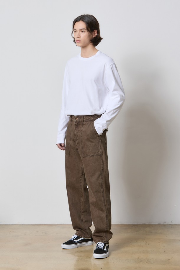 데님 워크 웨어 와이드 팬츠 브라운 K5는 워크웨어와 캐주얼 스타일을 모두 만족시키는 남성용 데님 팬츠입니다. 짙은 브라운 컬러와 긴 기장으로, 봄, 가을 시즌에 특히 적합하며, 뻣뻣한 데님 소재와 두꺼운 두께감으로 튼튼한 착용감을 선사합니다. 와이드 핏으로 편안함을 더하고, K5 포켓을 비롯한 다양한 포켓 디테일이 특징입니다. 가을 나들이룩이나 겨울 데일리룩에 워크웨어, 캐주얼, 클래식 스타일로 폭넓게 활용할 수 있습니다.
