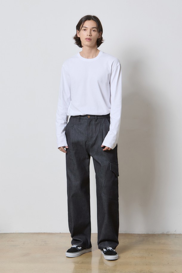 **데님 셀비지 사이드 포켓 팬츠 인디고 K5**는 캐주얼, 미니멀, 클래식 스타일을 모두 아우르는 데님 팬츠입니다. 사계절 용도로, 데이트룩과 쇼핑룩에 적합하며, 와이드 핏으로 편안한 착용감을 선사합니다. 셀비지 디테일과 사이드 포켓, 원턱 디테일이 특징이며, 인디고 컬러의 무지 디자인으로 다양한 상의와 매치하기 용이합니다. 데님, 면, 폴리우레탄 혼방 소재로 제작되어 내구성과 활동성을 모두 갖춘 긴바지입니다.
