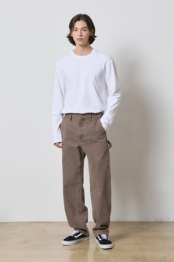 데님 카펜터 팬츠 브라운 K5는 남성용 카펜터 팬츠입니다. 봄, 가을에 착용하기 좋으며, 캐주얼 및 스트릿 스타일을 연출할 수 있습니다. 브라운 컬러의 무지 디자인으로, 와이드 핏과 뻣뻣한 데님 및 면 혼방 소재 특유의 묵직한 촉감이 특징입니다. 워크웨어 스타일의 카펜터 디테일이 돋보이며, 일상 또는 캠핑룩에 활용하기 좋습니다. 루즈핏으로 편안하게 착용 가능합니다.
