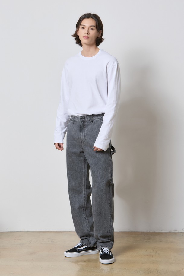 데님 카펜터 팬츠 그레이 K5는 남성용으로, 캐주얼 및 스트릿 스타일을 연출하기에 적합한 긴 기장의 바지입니다. 봄, 가을에 입기 좋으며, 뻣뻣한 촉감의 논스판 데님과 면 혼방 소재로 제작되었습니다. 허리에 밴딩이 없고, 무지 패턴의 와이드 루즈핏으로 편안하면서도 자연스러운 드레이프를 선사합니다. 카펜터 스타일 디테일이 더해져 워크웨어 무드까지 느낄 수 있는 매력적인 팬츠입니다.
