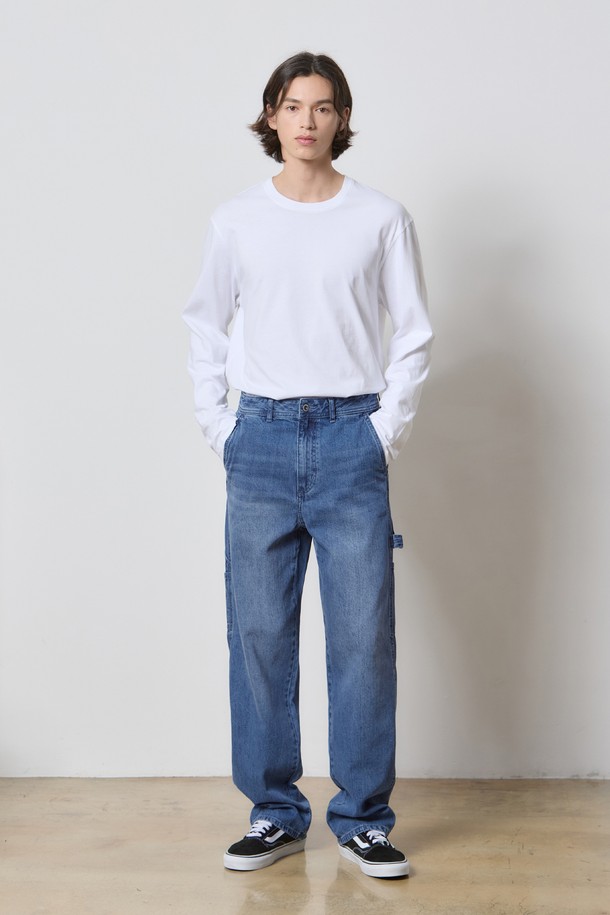 **데님 카펜터 팬츠 인디고 K5**는 캐주얼, 스트릿, 워크웨어 무드를 아우르는 남성용 카펜터 팬츠입니다. 봄, 가을에 적합하며, 뻣뻣한 촉감의 데님 소재로 제작되어 튼튼한 내구성을 자랑합니다. 인디고 컬러의 무지 디자인에 와이드 핏과 루즈핏으로 편안하면서도 스타일리시한 실루엣을 연출합니다. 카펜터 스타일 디테일과 워크웨어 디자인이 더해져 개성 있는 스타일을 완성하며, 동네 마실룩, 여행룩, 가을 나들이룩 등 다양한 TPO에 활용하기 좋습니다.
