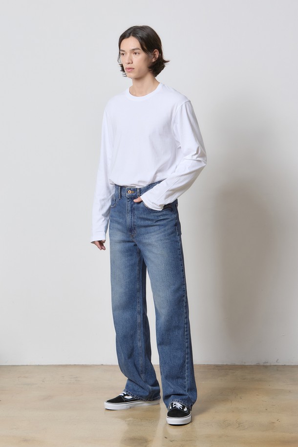 데님 사이드 립 포켓 와이드 팬츠 M 블루 K5는 캐주얼, 스트릿, 미니멀 스타일을 모두 아우르는 남성용 데님 팬츠입니다. 봄, 가을에 어울리는 중간 두께감의 루즈핏 와이드 레그 디자인으로, 뻣뻣한 촉감의 데님 소재와 무지 패턴이 특징입니다. 사이드 포켓 디테일과 빈티지 워싱, 브러쉬 바이오스톤 워싱을 더해 독특한 매력을 선사하며, 코르크 콜라보레이션으로 포인트를 더했습니다. 동네 마실룩이나 가을 나들이룩에 편안하면서도 스타일리시하게 연출하기 좋습니다.
