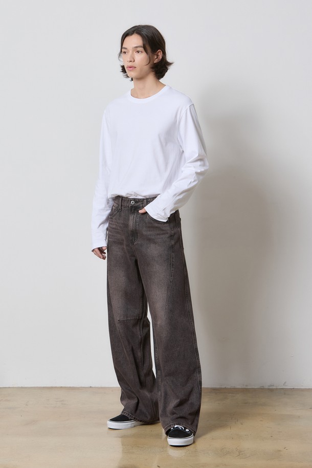 **데님 사이드 포인트 라인 와이드 팬츠 브라운 K5**

가을, 겨울에 어울리는 남성용 데님 팬츠입니다. 브라운 컬러의 무지 디자인으로, 캐주얼, 미니멀, 클래식 스타일을 연출하기 좋습니다. 와이드핏으로 편안함을 주고, 무릎 다트와 사이드 포인트 라인 디테일이 돋보이는 제품입니다. 데님과 면 혼방 소재로 제작되어 넉넉한 기장감을 자랑합니다. 가을 나들이룩이나 겨울 데일리룩에 활용하기 좋은 아이템입니다.
