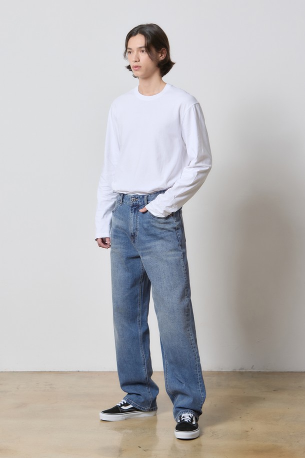 **데님 릴렉스드 스트레이트 팬츠 미디엄 블루 K5**

남성용 데님 팬츠로, 캐주얼하고 베이직한 스타일을 연출하기 좋습니다. 중간 두께의 데님 소재에 릴랙스핏과 스트레이트 핏을 적용하여 편안한 착용감을 제공합니다. 미디엄 블루 컬러와 빈티지 워싱, 브러쉬 디테일이 더해져 자연스러운 멋을 살렸습니다. 봄, 가을에 입기 적합하며, 뻣뻣한 촉감이 특징입니다. 일상생활에서 편안하게 착용할 수 있는 데님 팬츠입니다.
