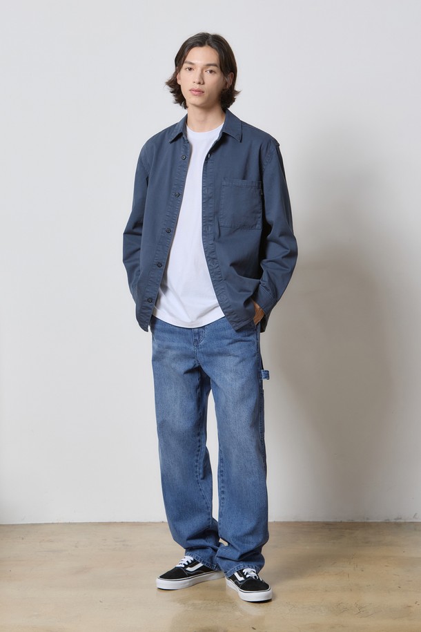 **데님 가먼트 다잉 포켓 셔츠 네이비 K5**는 베이직하고 캐주얼한 스타일의 남성 데님 셔츠입니다. 봄, 가을에 착용하기 좋으며, 일상과 데이트룩, 카페룩에 모두 잘 어울립니다. 릴랙스핏으로 편안한 착용감을 제공하며, 차이나 칼라와 톤 다운된 네이비 컬러가 특징입니다. 바이오 워싱 처리와 가먼트 다잉 기법으로 빈티지한 색감과 부드러운 촉감을 선사합니다. 원포켓 디자인의 긴소매 셔츠로, 미니멀하고 클래식한 스타일을 연출하기에 좋습니다.
