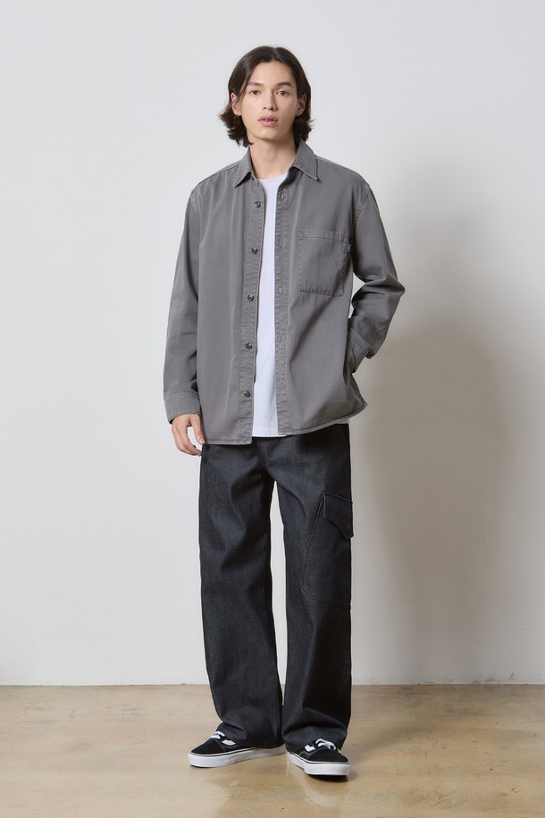 DENIM GARMENT DYEING POCKET SHIRTS GREY K5 (데님 가먼트 다잉 포켓 셔츠 그레이 K5)는 캐주얼과 클래식 스타일을 아우르는 데님 셔츠입니다. 바이오 워싱 가공과 가먼트 다잉 처리로 빈티지한 그레이 컬러를 연출하여, 은은한 멋을 더합니다. 면과 데님 혼방 소재로 제작되어 부드러운 촉감을 제공하며, 차이나 칼라와 릴랙스 핏으로 편안한 착용감을 선사합니다. 데이트룩, 카페룩 등 다양한 TPO에 활용 가능하며, 일상에서 스타일리시하게 연출하기 좋은 아이템입니다. 싱글 포켓 디자인으로 실용성을 더했습니다.
